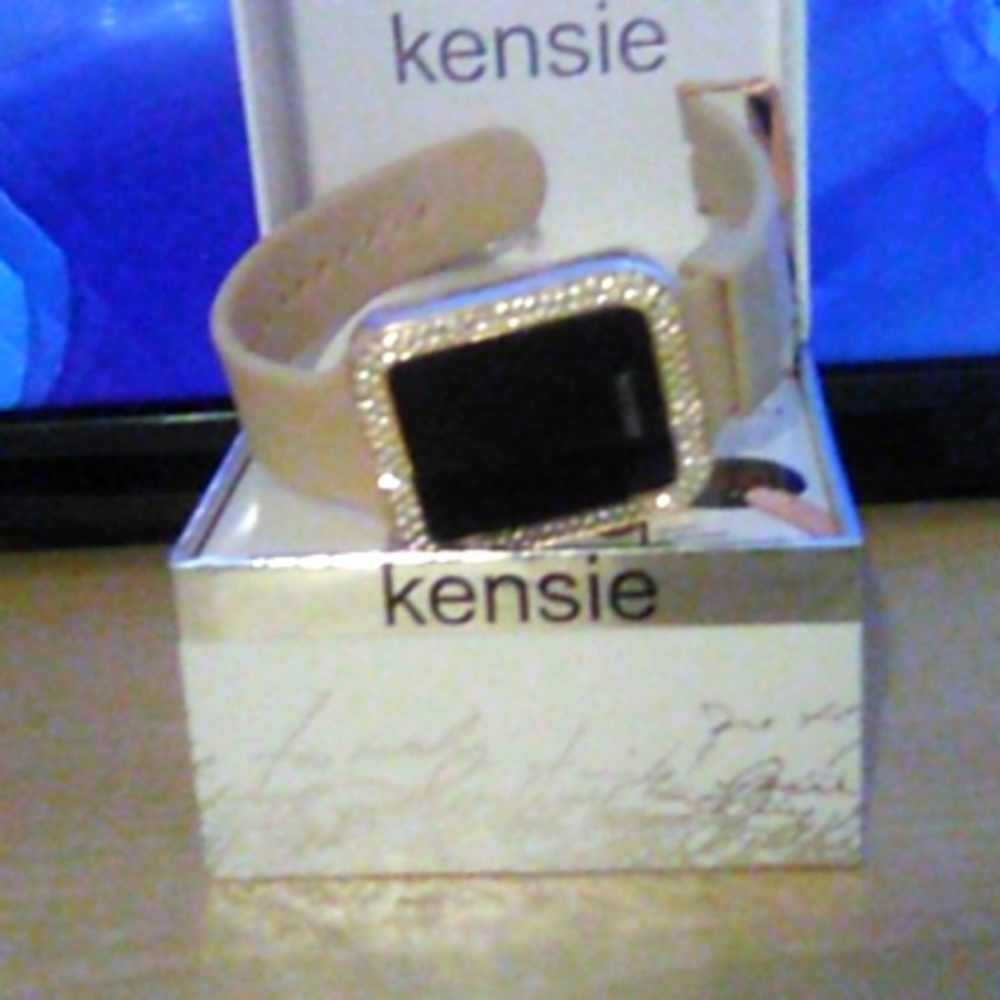 Im selling a branded watch its a Kensie watch